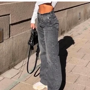Gråa jeans från zara  - Lånad bild, jeans köpa från zara buda över 200kr eller köp direkt för 450+frakt 💕💕☺️