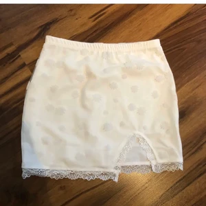 Vit kjol - Säljer min ursnygga kjol då den tyvärr är lite liten!