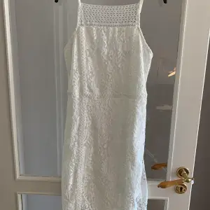 En vit fin klänning i spets som kan användas till midsommar/avslutning. Köpt från Gina tricot. Använd enstaka gånger. Den stängs med dragkedja i ryggen. Slutar vid knäna. Köparen står för frakt