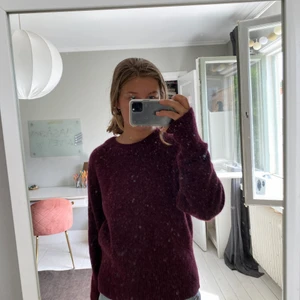 Stickad tröja med detaljer - Vinröd stickad tröja med fina detaljer, lite smockad nedtill och broderier/detaljer uppe vid kragen. Verkligen så fin! Storlek 36💕