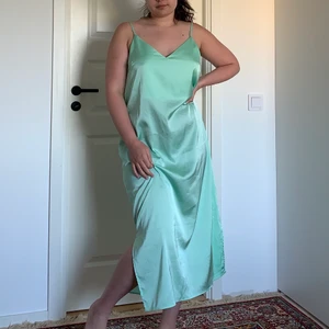 Satinklänning  - Hej! Säljer denna super fina satinklänningen köpt från Monki!  Storlek M 💞