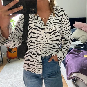 Supersnygg Zebraskjorta från Pull&bear  - Jättesnygg zebraskjorta! Jättebra skick! Storlek S. Säljer pga lite användning. Kommer sälja för 100kr + frakt. 166kr totalt! Kan mötas upp i Gbg och då blir det bara 100kr :) 