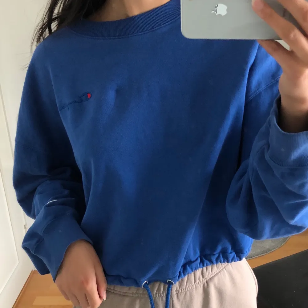 Jättesöt mysig Champion sweatshirt, säljer då den inte har kommit till användning☹️💙 Storlek Small men är oversized!💙💙 Köp gärna flera saker från min sida för att tjäna på frakten! Säljer mycket billigt💕. Tröjor & Koftor.