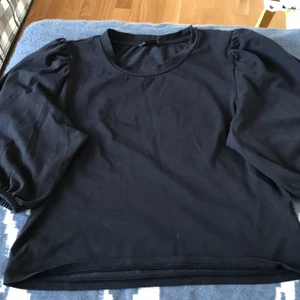En snygg svart topp - En fin tröja från monki då jag säljer den eftersom den är för kort på mig. Jag har andvänd den 2 ggr men är i nyskick. Vid frågor eller fler bilder, kontakta gärna mig. 🤍