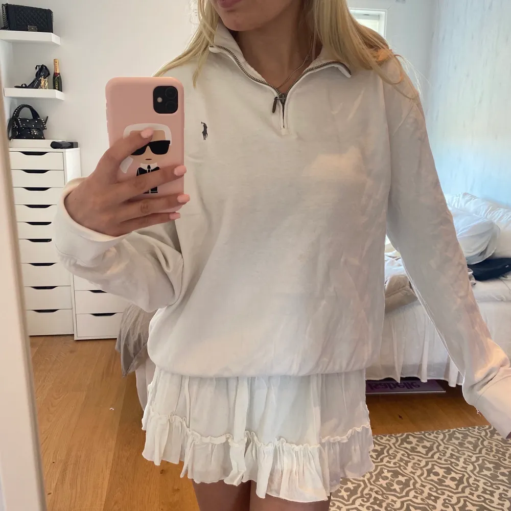 En snygg vit half zip up sweatshirt från ralp Lauren. Passar super till sommarn då den inte är så tjock. Storlek M. Hoodies.