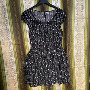 Skater dress med säkerhetsnål-print - Tunn viskosklänning, perfekt till sommaren. Dunder pga sval och har fickor! Legs for days. 