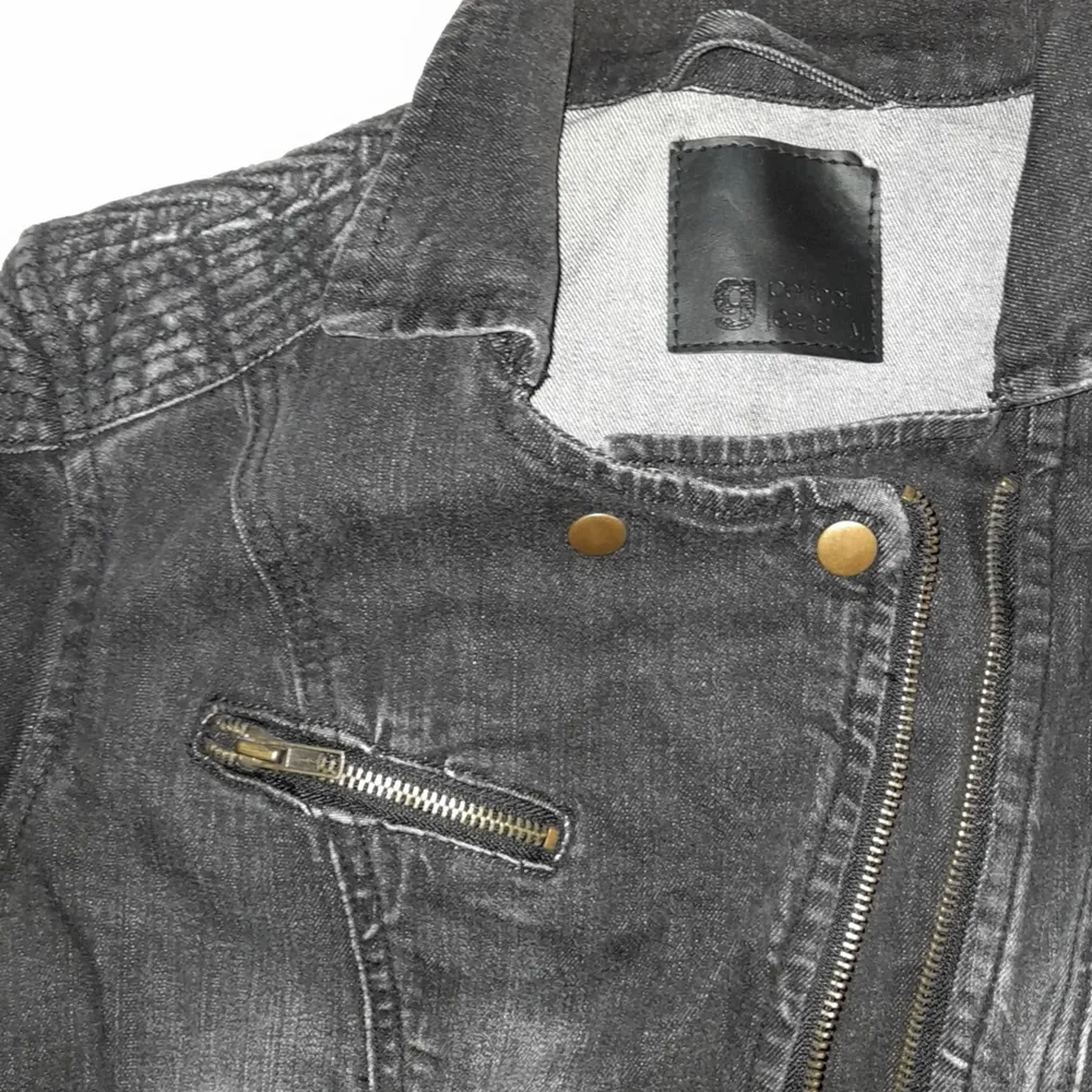 Gina tricot Black Jean jacket with slipper details. Säljer för de kommer till ingen användning. Storlek M men skulle säga S. . Jackor.