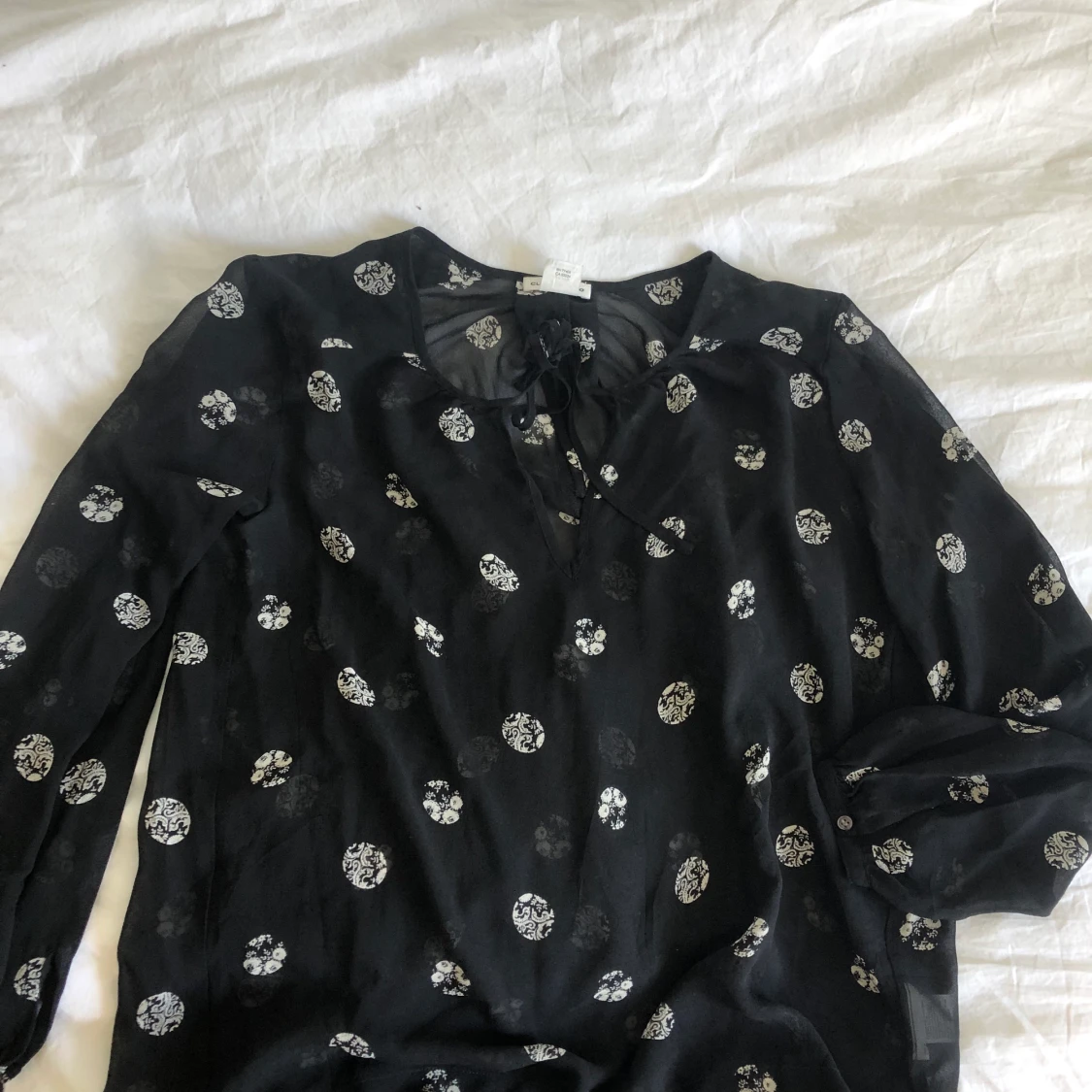 Snygg blus med knyt detalj