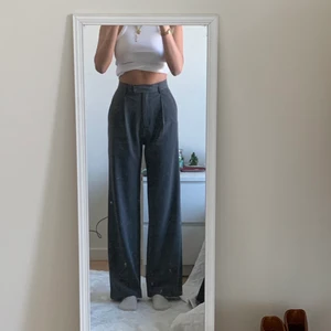 Djerf avenue, Favorite Pants, Grey - Såld för 1000 kr.                                                    Säljer dessa gråa kostymbyxor från Djerf Avenue i storlek S. Såå fina och bekväma men kommer inte till användning för mig. Fråga om det är något du undrar över eller ifall du vill ha fler bilder! Köparen står för frakten.🥰 