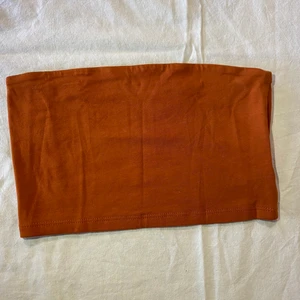 Bandeau toppar 3 st i olika färger - Säljer 3 st bandeau toppar i svart, vitt, och rostbrunt. Alla oanvända.  Du får alla 3 när du köper. 