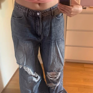 Baggy jeans  - Baggy jeans. Rigtigt breda i bnen damt väldigt långa (jag är 157cm) dock är dom ca 34 i midjan. 
