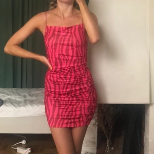 klänning!! - ascool röd/rosa klänning med rutschade sidor och rumpa👏🏼👏🏼💘😌 färgen är som första bilden!!
