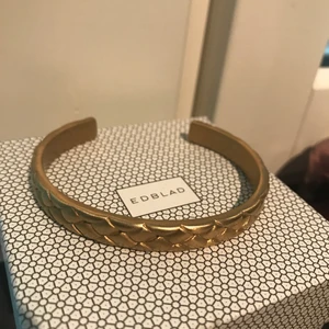 Guld armband  - Säljer ett super snyggt armband som kommer från Edblad. Armbandet var ett fint flätat mönster på sig💗