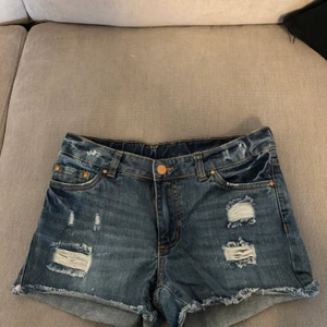 Shorts  - Ett par fina shorts som är använda några gånger i bra skick. Storlek (158-164). Skriv vid intresse, köparen står för frakten.