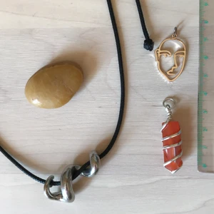 Smycken!! - halsbandet från weekday: 70kr (kan även bäras som armband).  gul kristall: 50kr.  berlock från monki: 40kr. kristall-berlock från kristall rummet: 120kr. 💙💙💙 