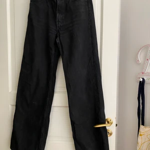 Jeans  - Ett av mina favorit par som tyvärr har blivit för små, YOKO från monki 
