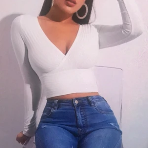 Topp, vit slät - Helt ny inte använd, skönt material, visar former, inte genomskinlig och även fin till ett par svarta jeans eller kjol.