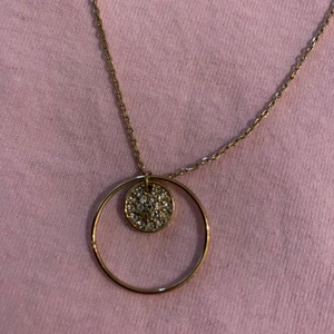 Guldigt halsband  - Säljer halsband och armband i olika storlekar. 1 st - 15 kr, 2 st - 20 kr, 3st 25 kr. Frakten är densamma för alla så kolla gärna på de andra smyckena för att få allt fraktat tillsammans.