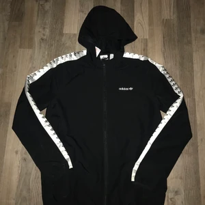 Adidas originals vindjacka - Nyskick! endast använd 1 gång. Säljer pga fel storlek och köptes för ca 1 år sedan.