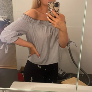 Gullig sommar blus - En gullig sommarblus som är offshoulders. Vid armarna knyter man små rosetter. Upptill är blusen är stretch. Märket är Ripe och storlek är S. 100kr + frakt 