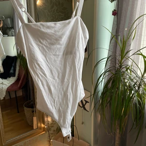 Vit body i strl S - Jättefin body använd några enstaka ggr. Passar perfekt till fest eller till vardags. Säljer pga att den inte används längre. Köparen står för frakt.