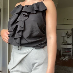 H&m strl S - Festlig svart blus, köpt för några år sedan men ser som ny ut. Den är uppknuten i snörena men det går att knyta upp. Använder inte så mycket som jag hade önskat så därav säljer jag den till någon med mer användning.