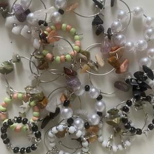Säljer massor av örhängen som jag meckat ihop med diverse olika pärlor och stenar😵‍💫🤎🖤 checka min profil! Kram