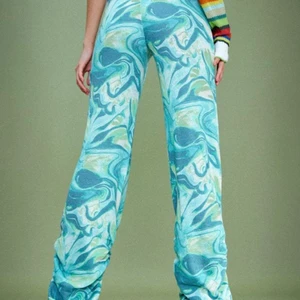 Skitsnygga byxor - Säljer dessa ASBALLA braller då de inte passade mig i storleken. De är i storlek 34 men är i ett extremt stretchingt material, så jag skulle snarare säga 34-38. Budgivning på dessa, köpa direkt: 300kr