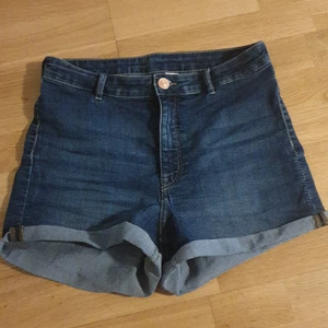 H.M shorts  - Säljer dessa supersnygga shorts  från H.M. Jag beställde  i fel storlek. De helt nya.