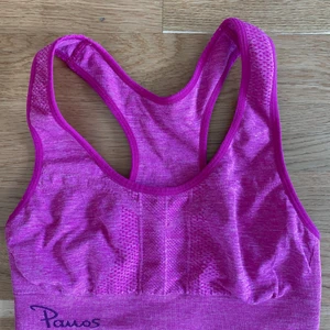 Rosa sport bh - Sport bh från Panos emporio i strl S. Står strl XS/S , jag brukar ha S och den passar mig bra. Frakt tillkommer på 45kr💗