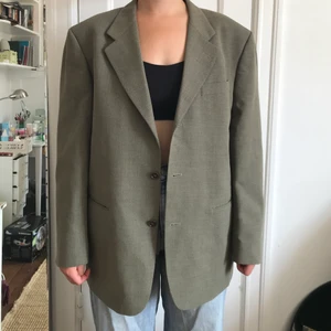 Kavaj  - Grön kavaj. Strl 52 men funkar som oversized. 