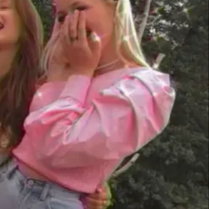 Rosa one shoulder tröja  - Säljer denna one shoulder tröjan som jag enbart använt en gång 💗 köpare står för frakten 