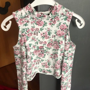Blommig topp - En blommig topp i storlek S (känns som xs). Pris: 30kr + frakt 