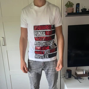 Dsquared2  - En T-shirt från Dsquared2 som köptes runt 1300kr använd en gång cond 10/10 str s passar m 