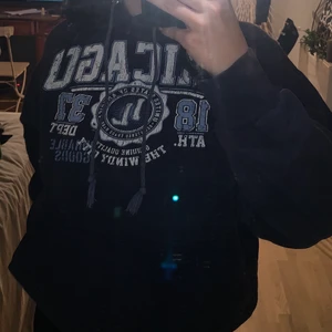 Vintage Hoodie  - Här har vi en vintage hoodie från ”Authentic LIFE apparel” i storlek S, hoodien är i en mörkblå färg med ett jättesnyggt tryck på framsidan, baksidan är tom. Säljer då den inte passar mig:( Skicka meddelande vid frågor eller om ni vill ha fler bilder🥰