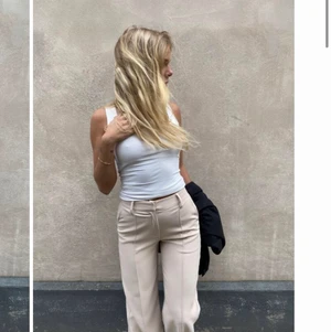 Venderbys kostymbyxor  - Slutsålda och Superfina Venderbys kostymbyxor i storlek XS passar mig som är 165 cm. Dessa är ganska smala i midjan. 8/10 skick, kan bli lite noppriga men jag får lätt bort dem. Bara första bilden är lånad. Kan gå ner i pris vid snabb affär