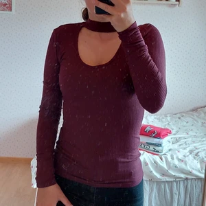 Vinröd tröja storlek XS - Vinröd tröja från newyorker. Super fin och inget att anmärka på! 💁🏽‍♀️ jag är 160 cm lång 🐶🐱 djurfitt hem 🚬 rökfritt hem ✉📫 skickas mot fraktkostnaden