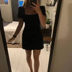 Klänning med sörning i ryggen - Jättefin klänning från zara som är helt oanvänt (lappen är kvar). Snörning bak i ryggen. Den är i storlek M men tycker den är en S