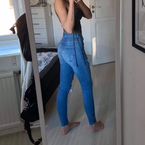 Jeans - säljer dessa super snygga jeans ifrån Gina tricot, jeansen är använda men är fortfarande i topp skick. Säljes pågrund av att jag rensar ut och fick tyvärr bli dessa. Nypris 499💗