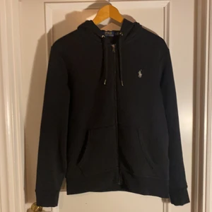 Ralph Lauren Hoodie Svart - •Storlek S                                                                                              •Skick 10/10 som helt ny bara blivit för liten för mig                        •Köpt på Ralph Lauren i USA (Köpt för 1100kr)