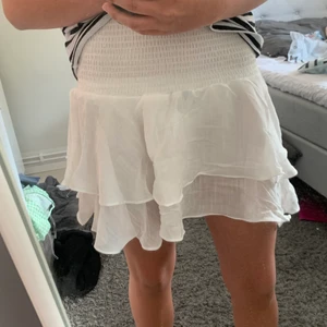 Kjol  - Helt ny kjol aldrig andvänd. Passar storlek XS-M pga väldigt stretchig