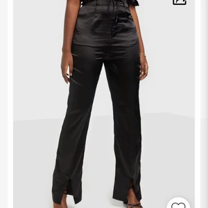 Satinbyxor  - HELT NYA MED PRISLAPP PÅ!! Säljer dessa assnygga kosytymbyxor i satin från Nelly 💗 nypris: 399:-. MITT PRIS: 150:- 💗 frakt tillkommer 💃🏽