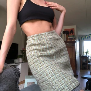 Stickad Kjol  - Vintage rutig ljusgrön kjol med brunt undertyg🥰