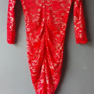 Xs/s underbar räd klänning för en kväll ute på stan med sin kärlek - Aldrig använd endast testade. Underbar sexig o flirtig klänning.