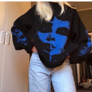 Cool tröja - Supercool tröja från weekday som är slutsåld, nypris 500. Sparsamt använd. Passar från storlek Xs-L🤩  ❌BUDA ENDAST OM DU ÄR SÄKER PÅ ATT DU VILL KÖPA O ÄR BEREDD PÅ ATT BETALA!)❌ de går inte att ångra ett bud !! 