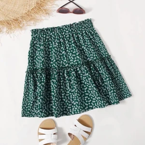 Kjol - kjol från shein i storlek M, säljes då den aldrig kommit till användning. 