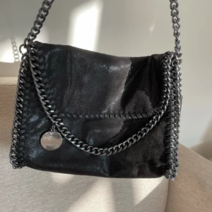 Stella McCartney liknande väska - Skitsnygg Stella McCartney liknande väska i svart❤️ Rymmer mobil, smink, nycklar, kort samt mindre böcker & anteckningsblock! Använd max 5ggr så är i skitbra skick🌟 Köp direkt för 500kr inkl frakt å tveka inte på att höra av er vid frågor☺️❤️