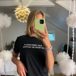 Svart t-shirt  - Säljer denna basic svarta tröjan med vit text köpt från new yorker. Sällan använd och bra skick börjar bli för liten. Köper står för frakten💕 bor du i närheten kan man kanske lösa frakten på ett annat sätt💓