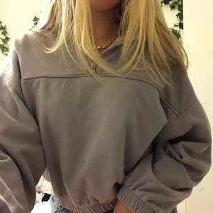 Lila croppad tröja från Weekday  - Säljer denna superfina lila tröjan från weekday. Har en dragkedja vid halsen. Använd fåtals gånger. Croppad💟💟