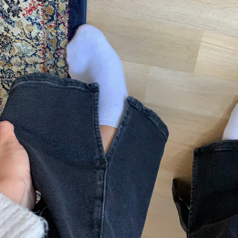 Svarta bootcut jeans med inner slits . Jeans & Byxor.